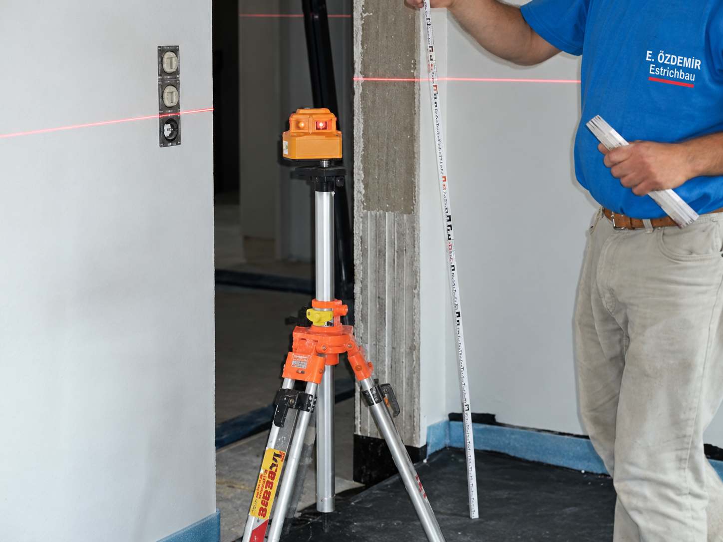 Höhenkontrolle mit Lasertechnik auf einer Baustelle